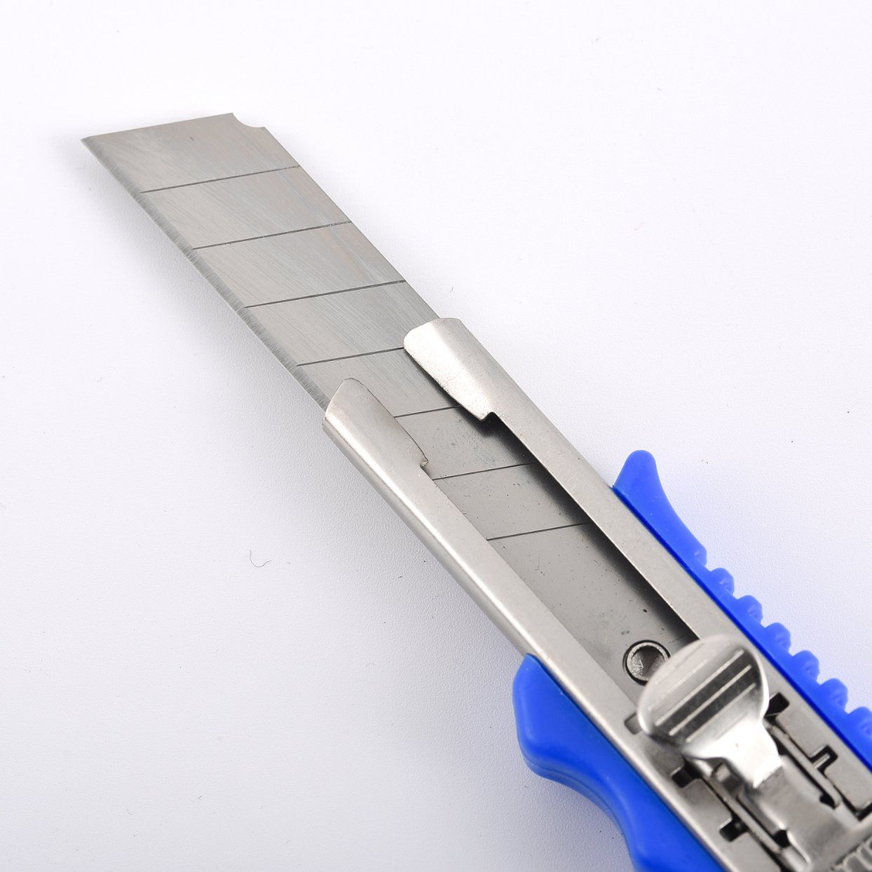 Heavy-Duty Retractable Trimming Knife
